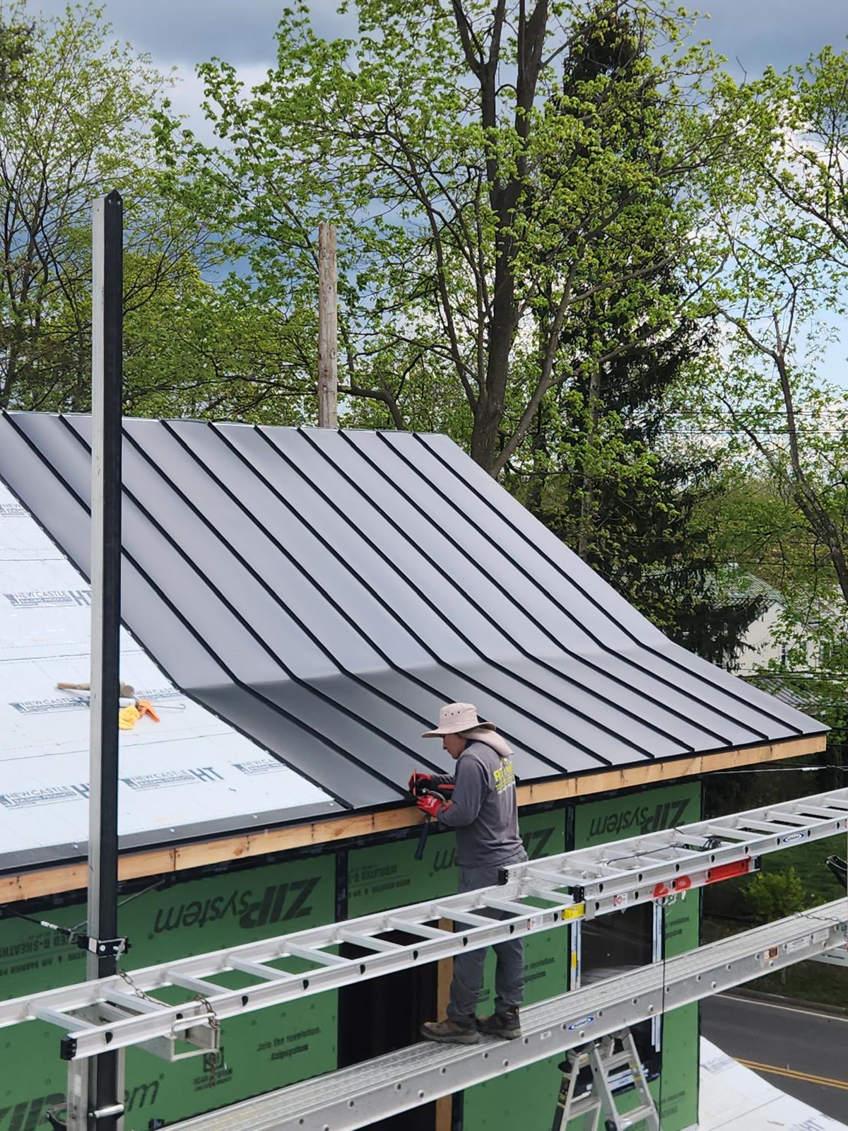 Instalación de Techo de Metal Standing Seam